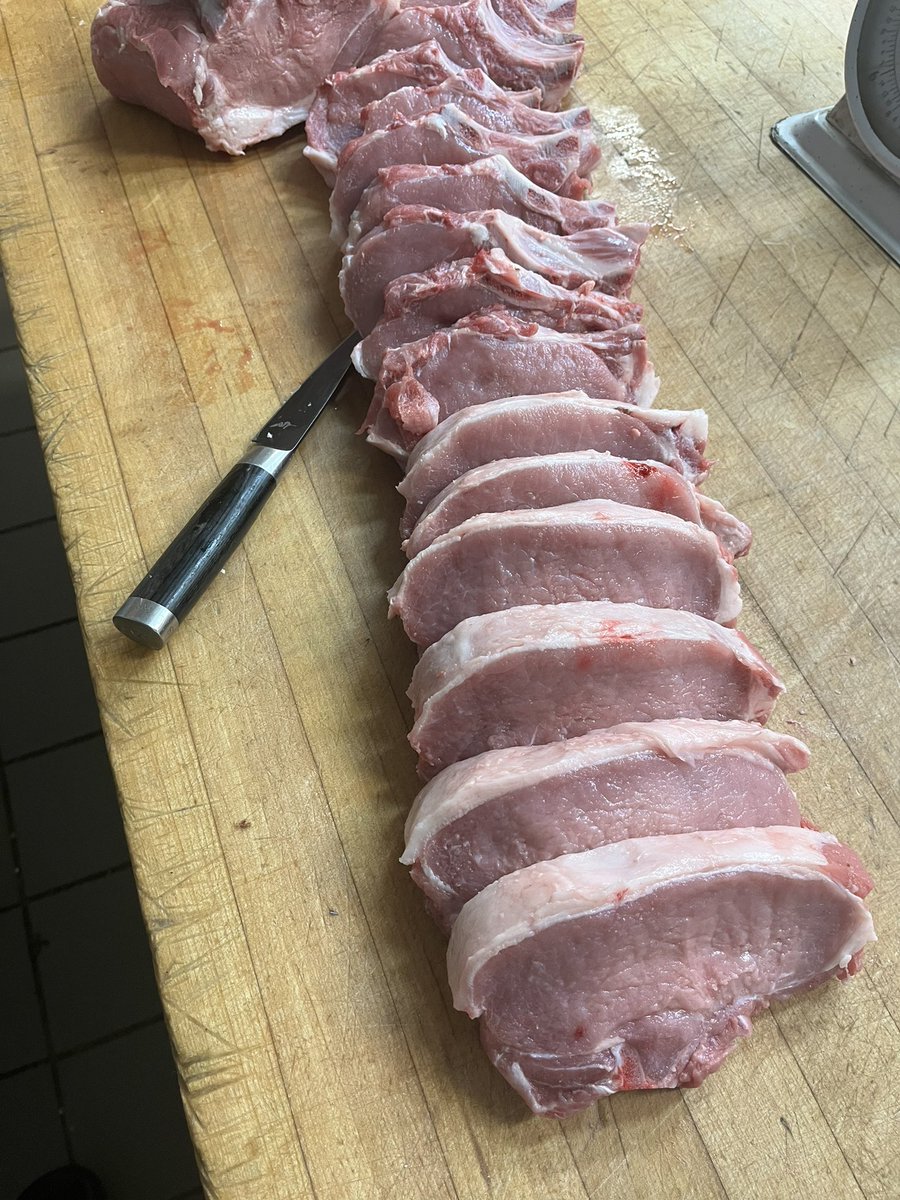 TheBlockWebster's tweet image. Pork Chops!!!
#pork #porkchops #butchering #butcherboard #webustchops