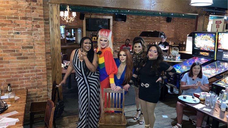 BoylesqueDrag's tweet photo. Always a great show at @AubreesMI / Sticks! #🌈 #pride #fun #love https://t.co/BsOiiJwN4Q