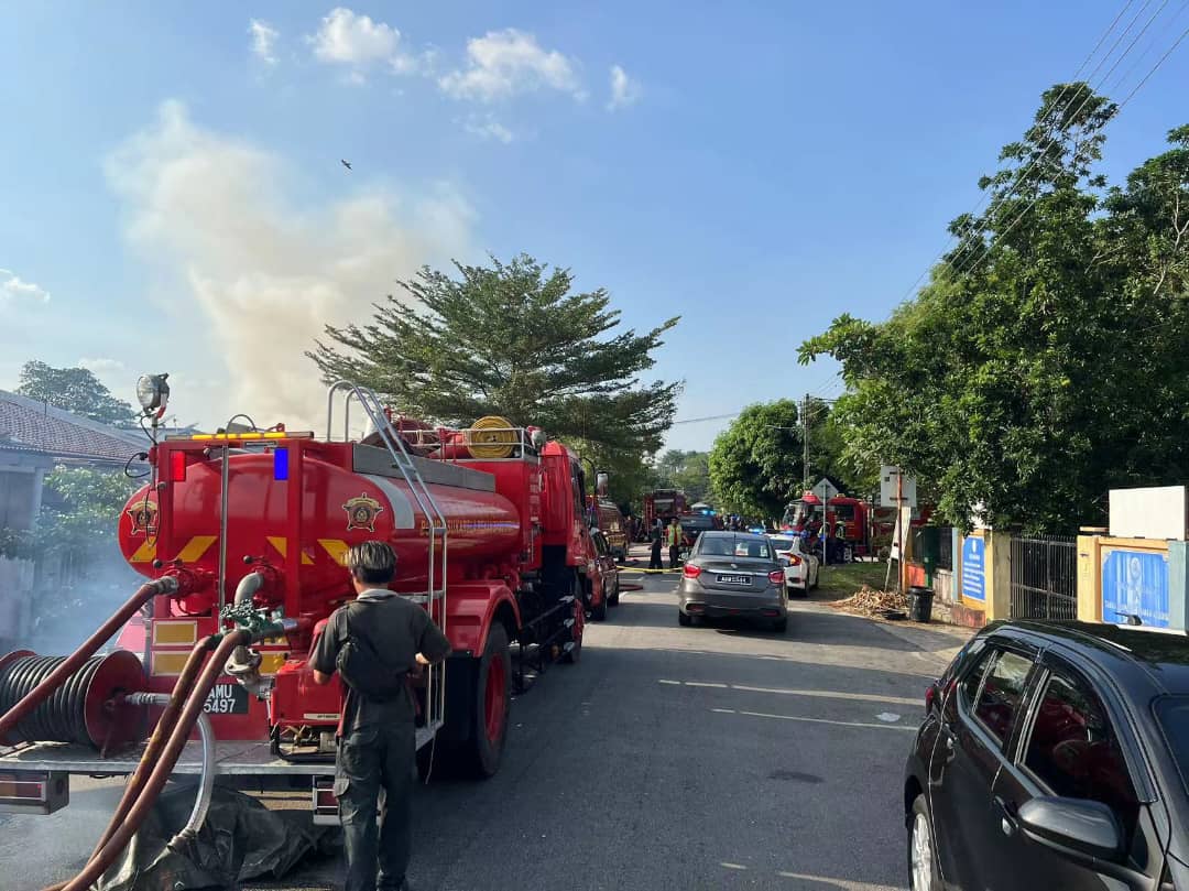 16 Jun 2023/Sabtu
PBS Menglembu dan PBS Pekan Baru memberikan bantuan kepada BBP Ipoh bagi kes Kebakaran Rumah di Jalan Merdeka, Taman Merdeka, Ipoh, Perak