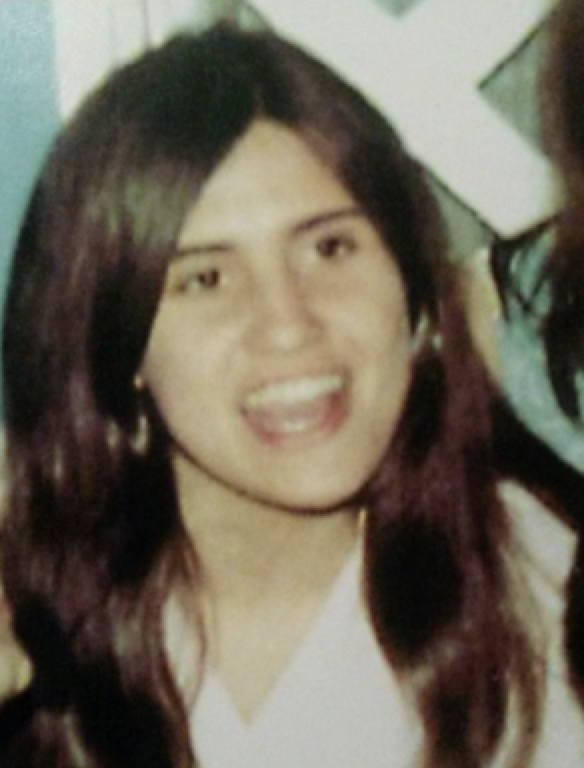 Studentessa di giornalismo e lettere,
#AliciaRaquelBurdisso venne sequestrata dal suo posto di lavoro, a #SanMiguelDeTucumán, il #21giugno 1977 da un commando dell'esercito argentino.Aveva 25 anni.
Fu vista presso il quartier generale della polizia di #Tucumán.
Scomparsa.