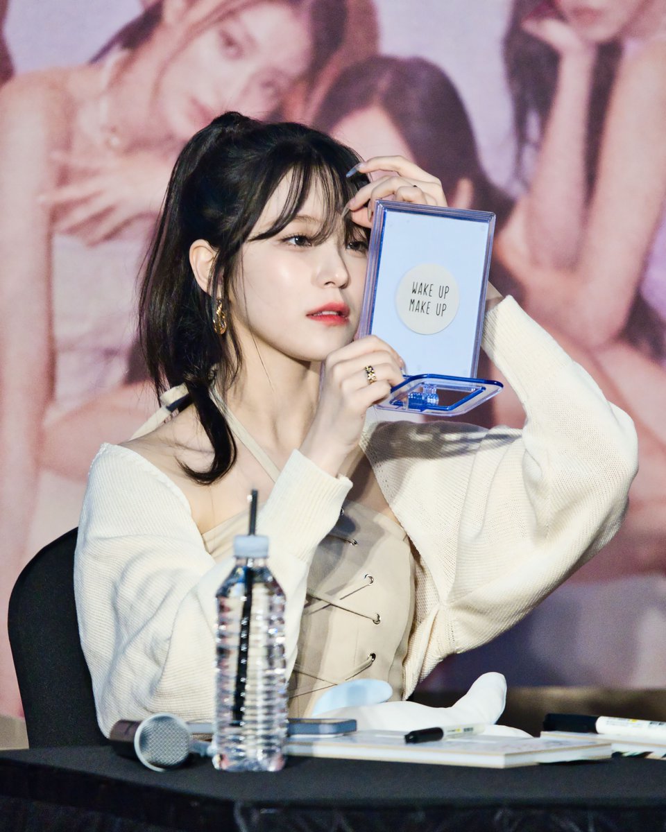 whale_wal's tweet photo. 230616 프로미스나인 공개 팬사인회 백지헌
#프로미스나인 #fromis_9 #백지헌 https://t.co/vRY3JoMTFc