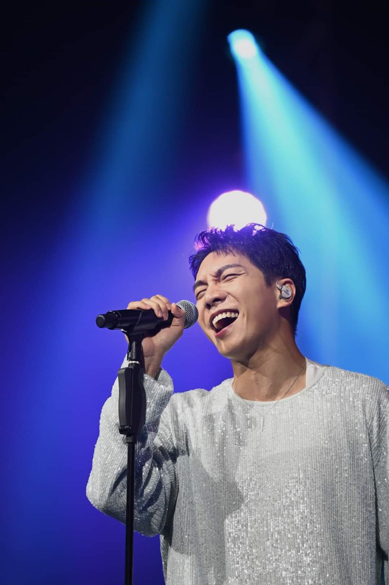 Of all photos I see at the concert, this to me is the best.  Many people told me, "Seung Gi's passion can be seen clearly in his singing."  And now I realise it is true.
#2023LeeSeungGiAsiaTour 
Courtesy of: viu.sg