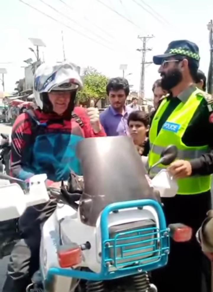 AmmarSayzz's tweet photo. ضلع باجوڑ: 

امن وامان کی بہتر صورتحال کی وجہ سے غیر ملکی سیاح بھی ضلع باجوڑ کے راستے چترال، سوات اور دیگر سیاحتی مقامات کا رخ کرنے لگے۔ ٹریفک وارڈن رحمان اللہ ایک غیر ملکی سیاح (آسٹریلین شہری) کیساتھ تعاون کررہاہے، جو چترال سے براستہ باجوڑ اسلام آباد جا رہا ہے۔ https://t.co/9tTPznzTo3