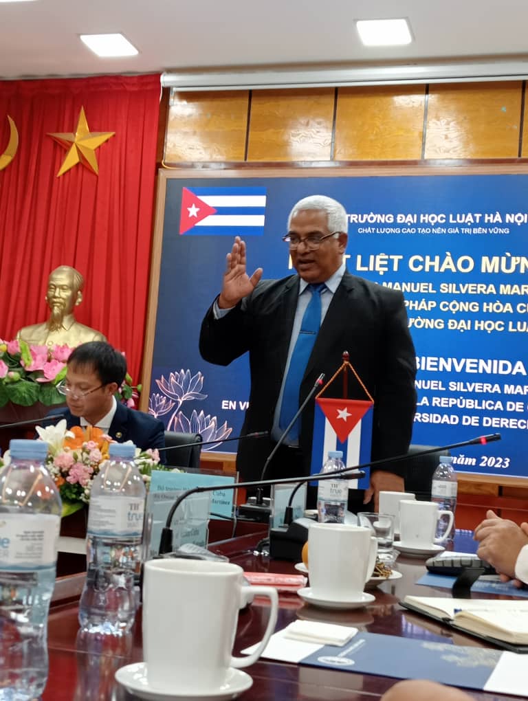 Oscar_CubaTSP's tweet photo. Qué alta satisfacción intercambiar conocimientos con el Rector, profesores y estudiantes de la Universidad de Derecho de Hanoi. Es grandiosa su obra en la formación de las nuevas generaciones de juristas. Tienen mucho interés en colaborar con. @GobiernoCuba https://t.co/3BXArggKeH