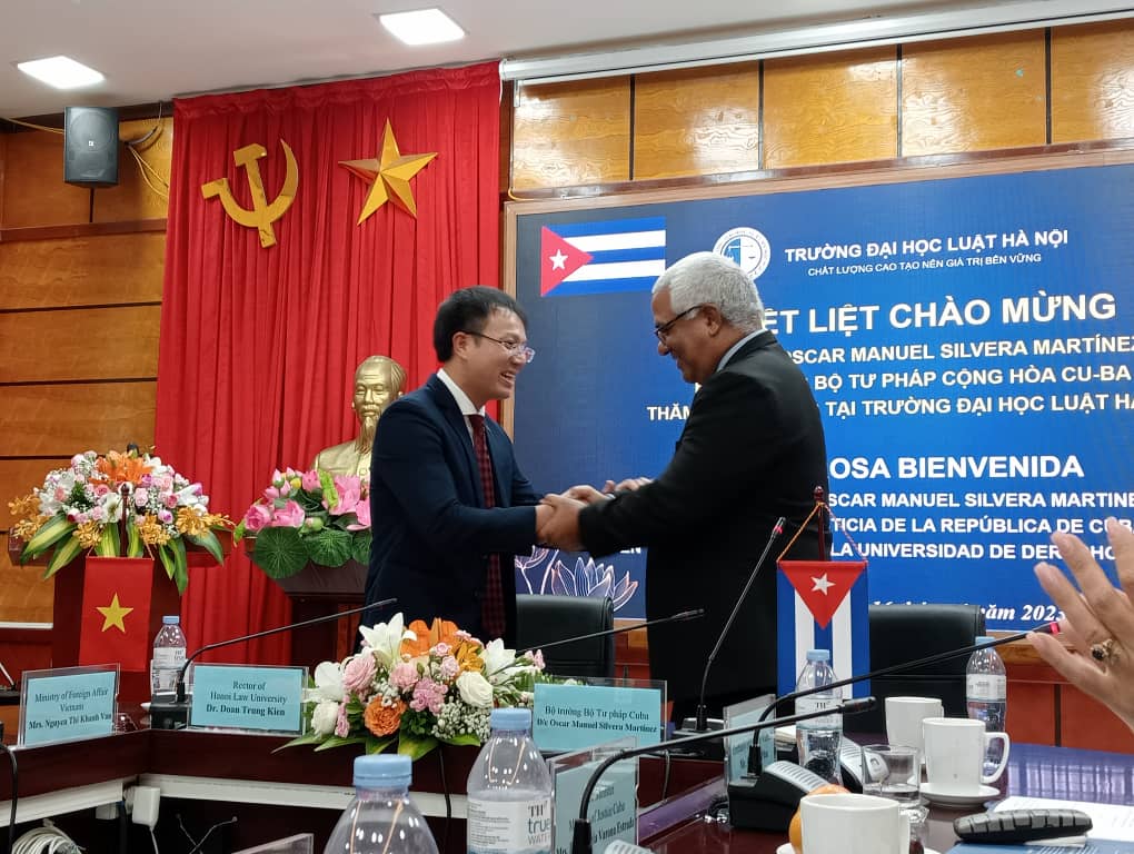 Oscar_CubaTSP's tweet photo. Qué alta satisfacción intercambiar conocimientos con el Rector, profesores y estudiantes de la Universidad de Derecho de Hanoi. Es grandiosa su obra en la formación de las nuevas generaciones de juristas. Tienen mucho interés en colaborar con. @GobiernoCuba https://t.co/3BXArggKeH