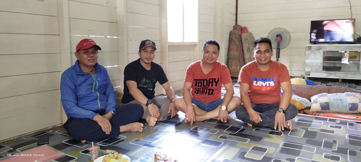 JuhuRobby's tweet photo. Kunjungan ke Dinas LH Kabupaten Tanah Bumbu, Ke Komunitas Anggota AMAN Kabupaten Banjar. https://t.co/QOqI8Byua1