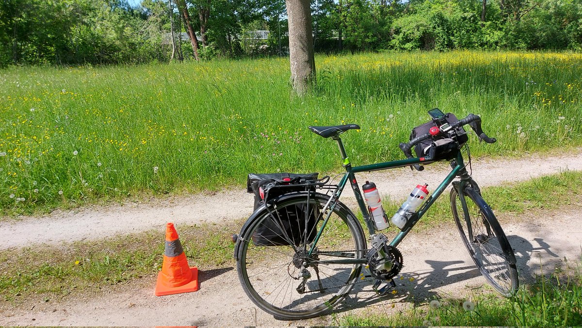 JWiegetritt's tweet photo. Westlich der Europabrücke und zwischen der #Altmühl / Main-Donau-Kanal, 169.8 km, und der #Donau, 2413 km, liegt der #Flächenschwerpunkt der Kreisstadt #Kelheim wunderschön im Grünen. #Pylone #Fahrrad #Radtour #MPTyp 01 #Niederbayern https://t.co/0QISBnYZPQ