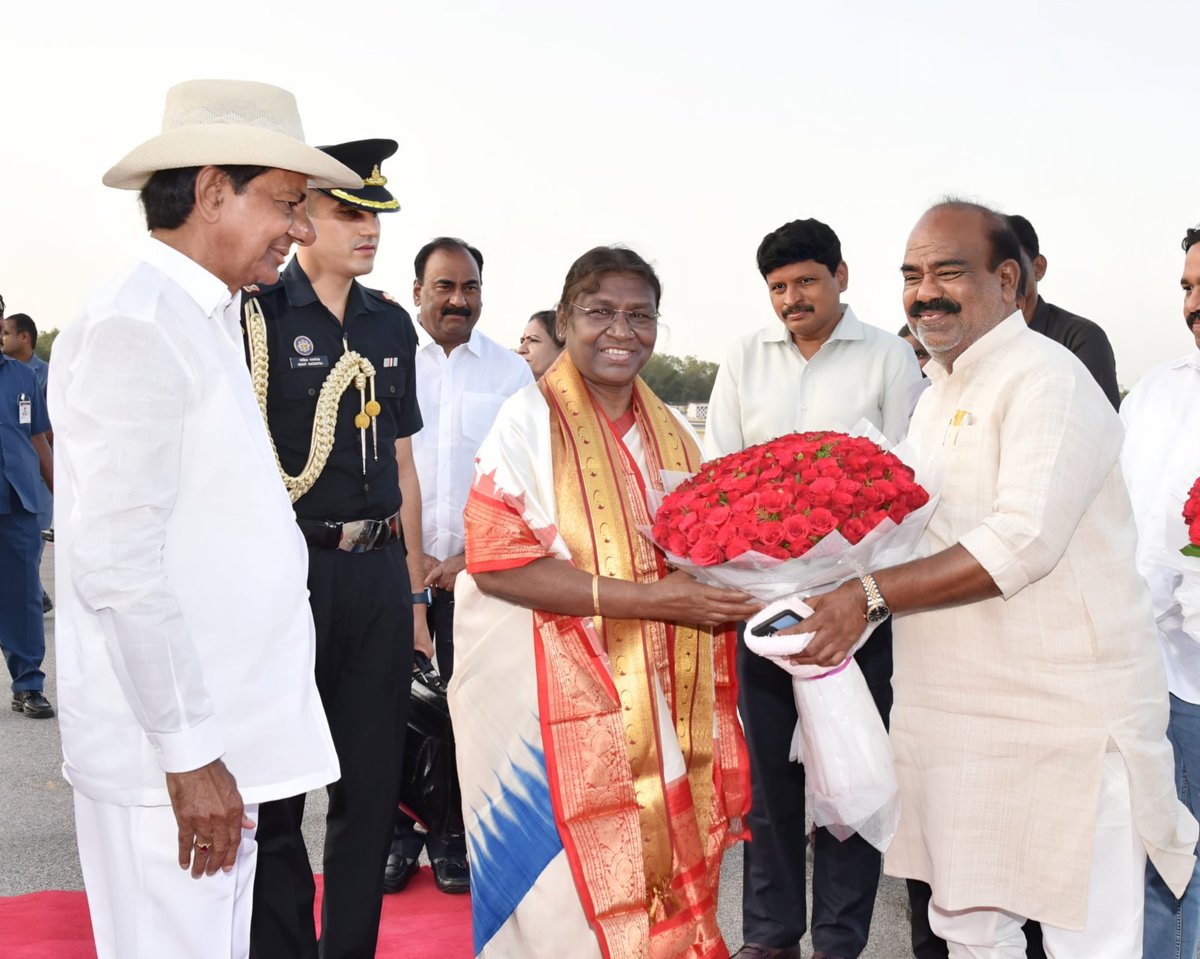 ఈరోజు బేగంపేట విమానాశ్రయంలో భారత రాష్ట్రపతి గౌరవ శ్రీమతి ద్రౌపది ముర్ము గారిని గౌరవ ముఖ్యమంత్రి శ్రీ కేసీఆర్ గారితో కలిసి స్వాగతం పలకడం జరిగింది.