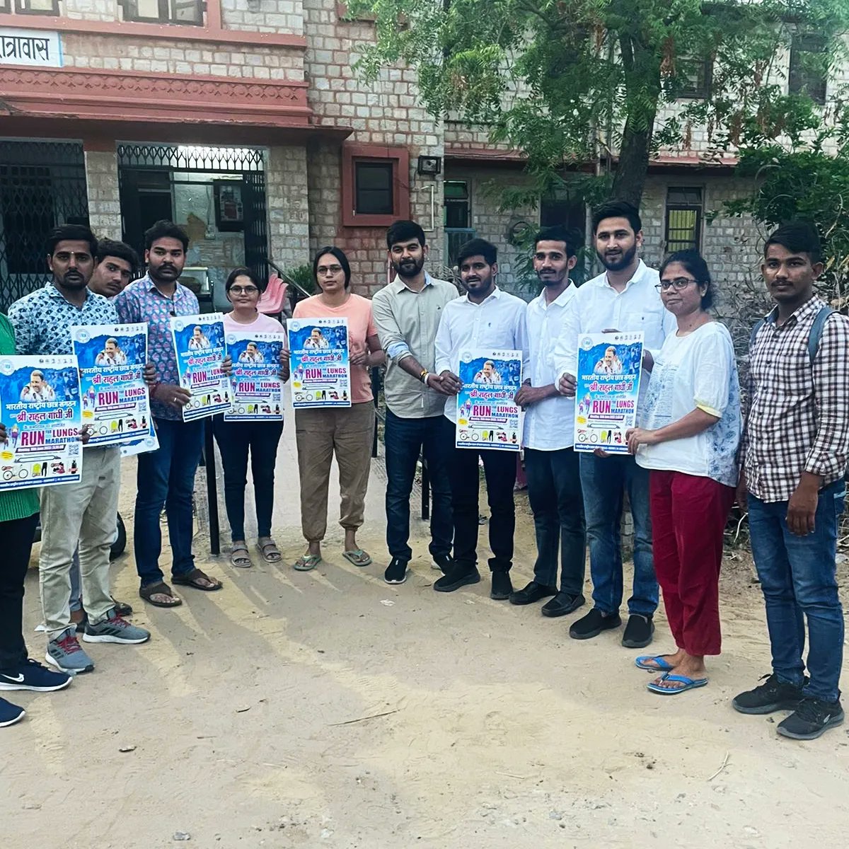 AmardeepNSUI's tweet photo. @NSUIRajasthan द्वारा देश के नेता आदरणीय श्री @RahulGandhi जी के जन्म दिवस के उपलक्ष पर आयोजित #RunForLungs मैराथन का NSUI प्रदेश अध्यक्ष श्री @withabhinsui जी ने पोस्टर विमोचन किया और राजस्थान विश्वविद्यालय की महिला छात्रावासों में जाकर सम्मिलित होने के लिए आमंत्रित किया https://t.co/sSiUL4sUi7
