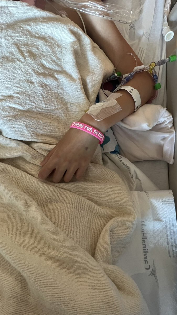 espinosadtribe5's tweet photo. @siege_22 Clearly,@StanfordBSB promotes this.@arioos19 &amp; team gave Demi a goodie bag👇🏼b4 ❤️‍🩹surgery having met Demi once btw Regional games. Now the team’s 🙏🏼’ing 4 her! Demi fights for her life;the Card fight for the Title! Watching bedside! 👊🏼#PrayForDemi #BiggerThanBaseball #GoStanford https://t.co/u7Y9EwTfym