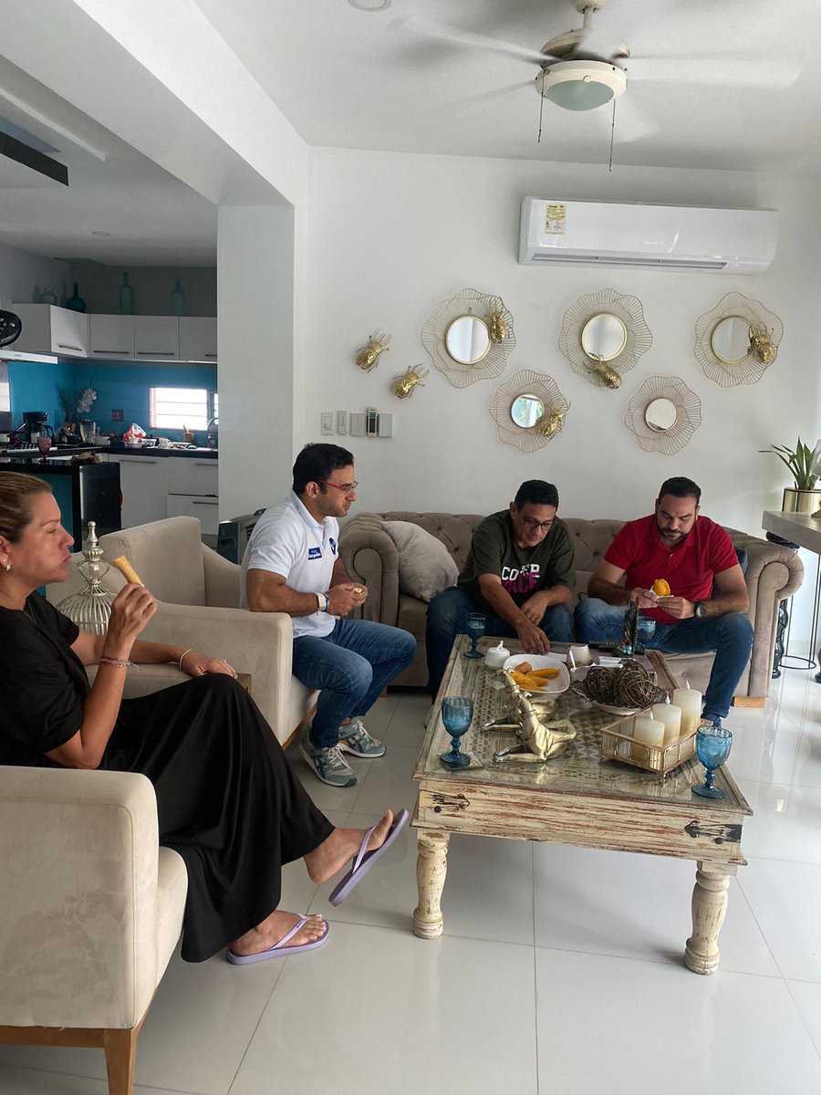 Quevainaombegm2's tweet photo. #Ojo señores candidatos, que no se los cojan como está @luisdegiovanni Mordiendo la empanada.
¡OJO y muerden el anzuelo!
En la foto está un caballo de Troya que dice ser rancho aparte del @soyconservador, pero está en conversaciones con @MarcosDanielPG 
¡esperen más pistas! https://t.co/EnNPZC1X57