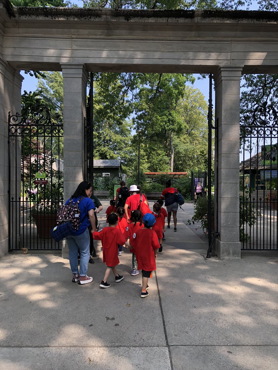 EarlyPilot's tweet image. Field trip to the @zoonewengland fun bus ride, #reading to learn cool facts, amazing family chaperones, wearing sunglasses from @RocklandTrust @BostonSchools @BPSEarlyLearn @CPC_BPS @BPS_OMME