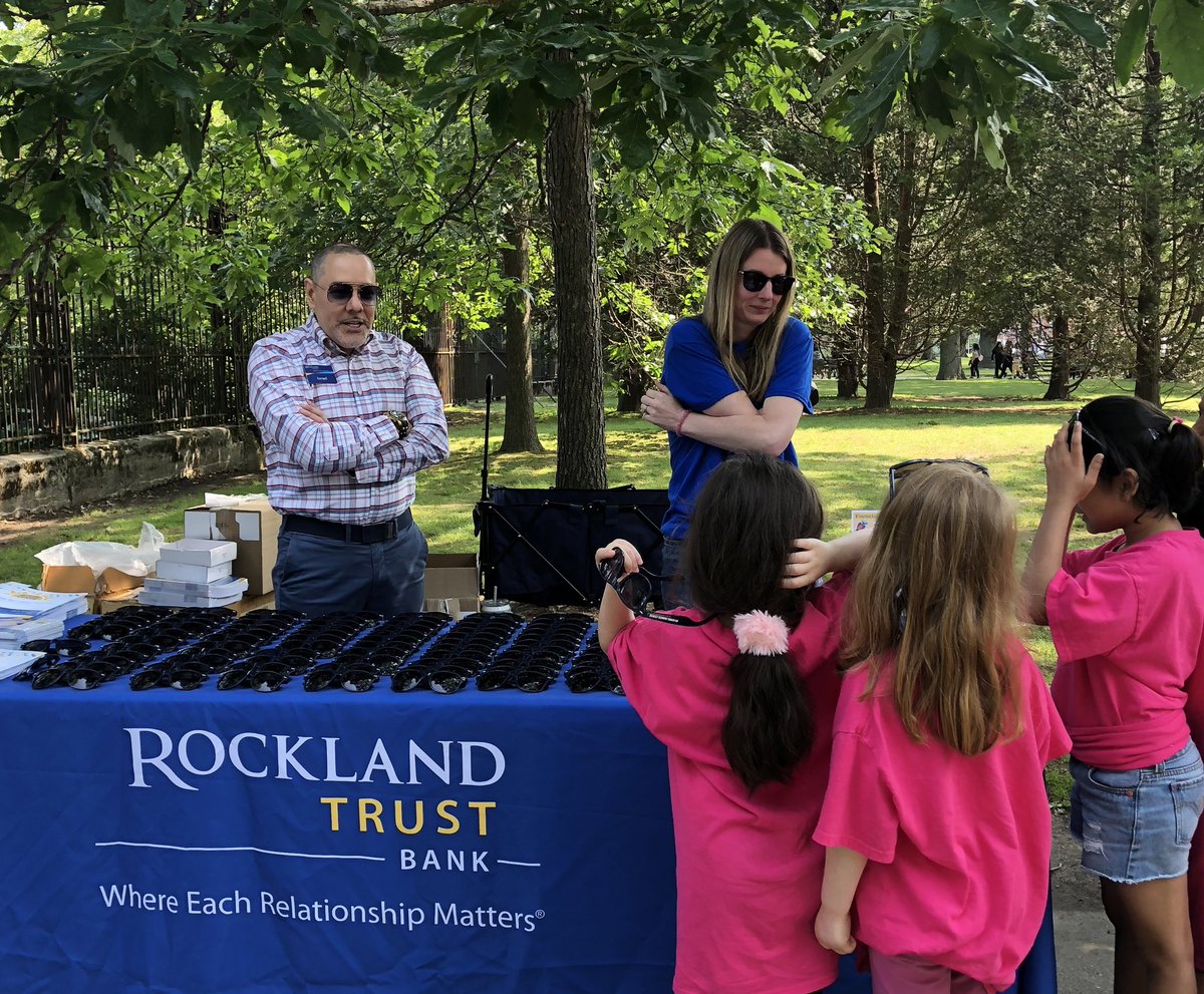 EarlyPilot's tweet image. Field trip to the @zoonewengland fun bus ride, #reading to learn cool facts, amazing family chaperones, wearing sunglasses from @RocklandTrust @BostonSchools @BPSEarlyLearn @CPC_BPS @BPS_OMME