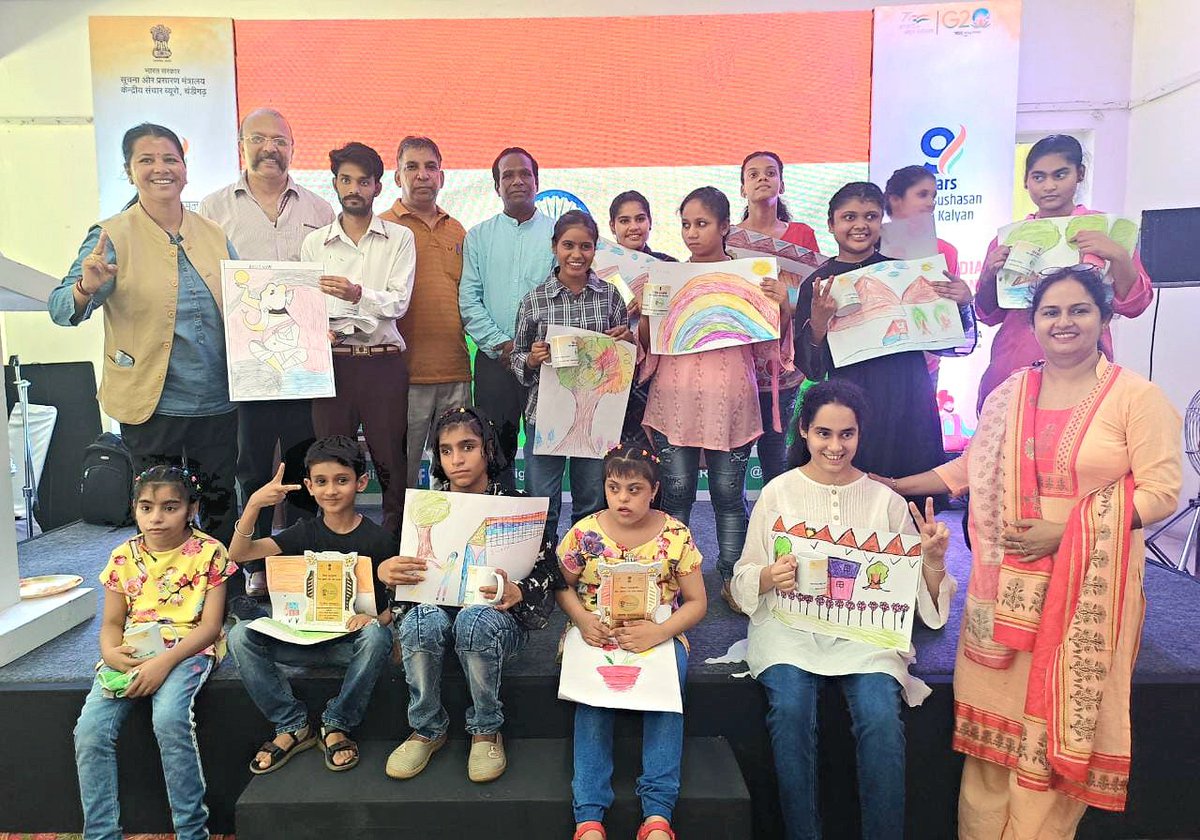 CBCJalandhar's tweet photo. A spl. drawing comp. fr #Intellectuallydisabled pupils ws org by @CBCJalandhar during #PhotoXhibit on @9YearsOfSeva #9YearsOfGaribKalyan at #VirsaVihar #Jalandhar. These #SpecialChildren lovingly playd wid #Colours & gv their best. Later, #danced like #RockStars. @SpecialOlympics https://t.co/GaKinDFyPC