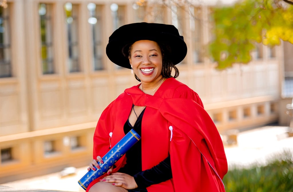 Am_Blujay's tweet photo. Nomhle Ngwenya is the youngest PhD graduate at the University of the Wit's science faculty.

At 25 , she became the youngest academic to obtain a PhD in science. She was also the first black woman to jump straight from an honours programme to a PhD in the history of Wits. https://t.co/nv8MF3oTMg