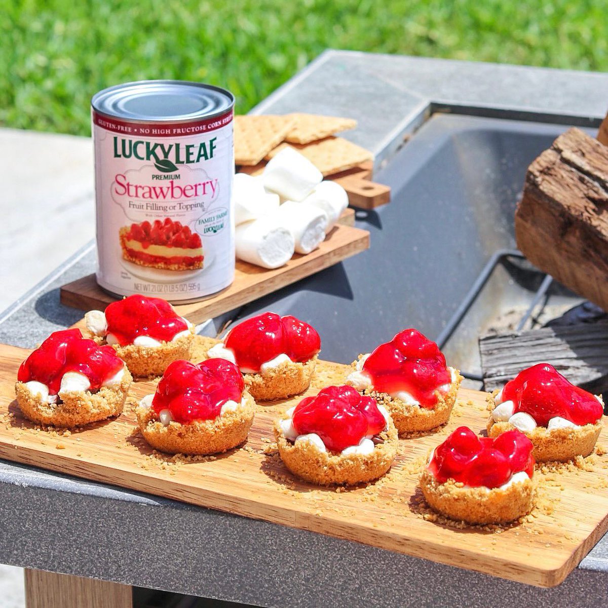 luckyleaf's tweet image. Celebrate Father's Day and International Picnic Day this Sunday with Lucky Leaf Strawberry S'mores Tarts!  Give Dad a sweet treat this Father's Day and make your picnic extra special with Lucky Leaf Strawberry S'mores Tarts, courtesy of @fabeveryday. luckyleaf.com/recipe/strawbe…