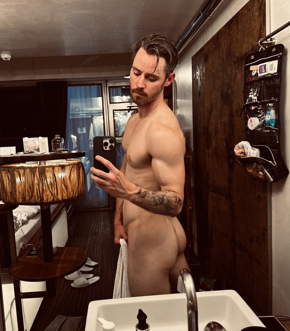 Baking this cake. 🎂 https://t.co/n2WMIQNKYf