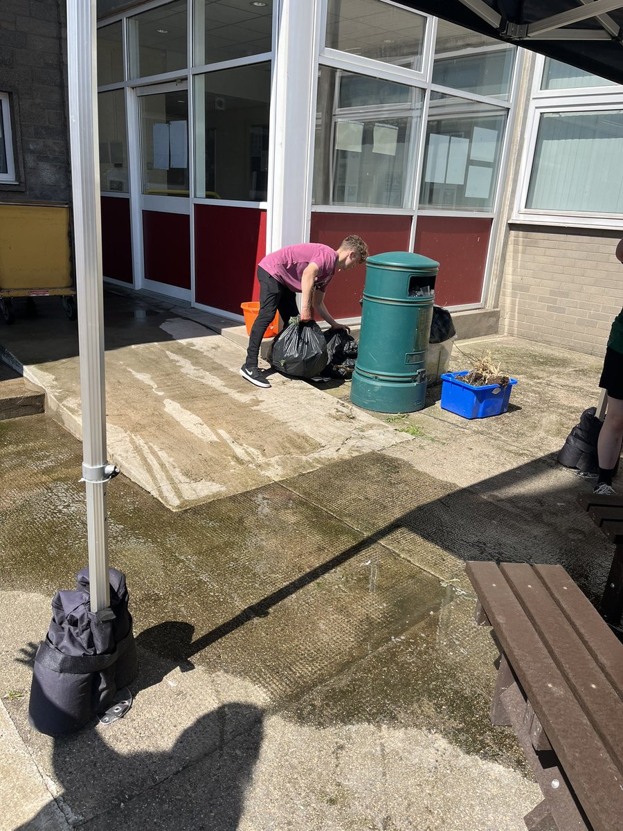 DhtHigh's tweet photo. 101 volunteers working like trojans in the searing heat today https://t.co/QaBSnUFyJb