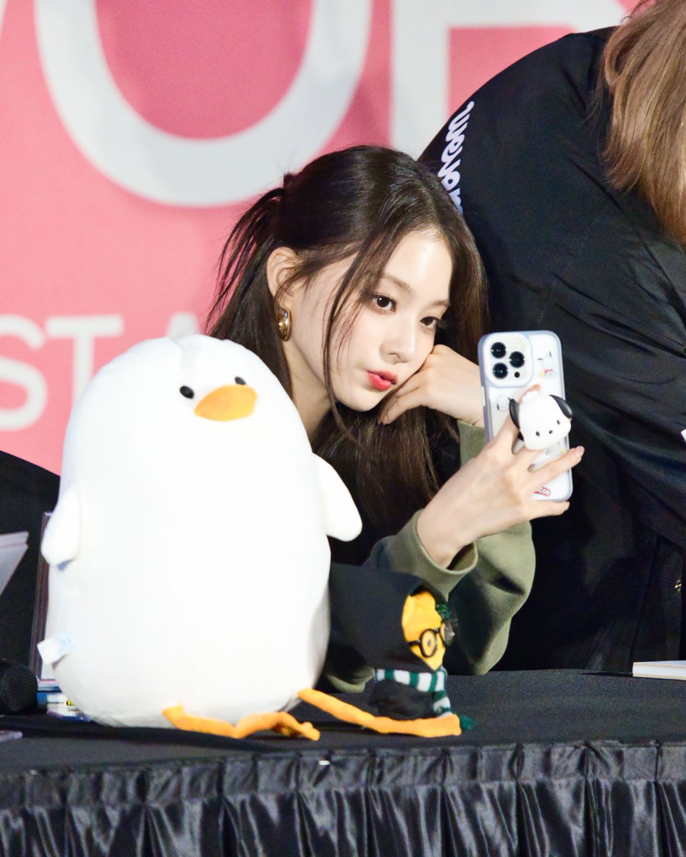 whale_wal's tweet photo. 230616 프로미스나인 공개 팬사인회 이나경
#프로미스나인 #fromis_9 #이나경 #LeeNaGyung https://t.co/olo1BfOEEH