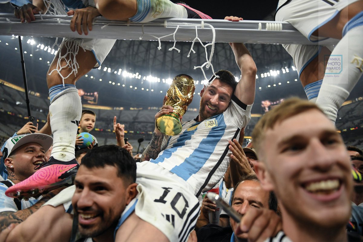 brfootball's tweet photo. David Ramos' picture of Messi's World Cup victory celebrations won first prize at the Istanbul Photo Awards 🏆

Any excuse: https://t.co/83Cizwhzwz