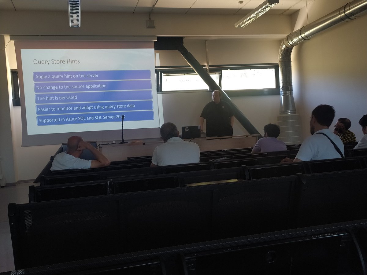 Dennes's tweet image. #QueryStore hints session during #SqlStart2023 : Great attendees