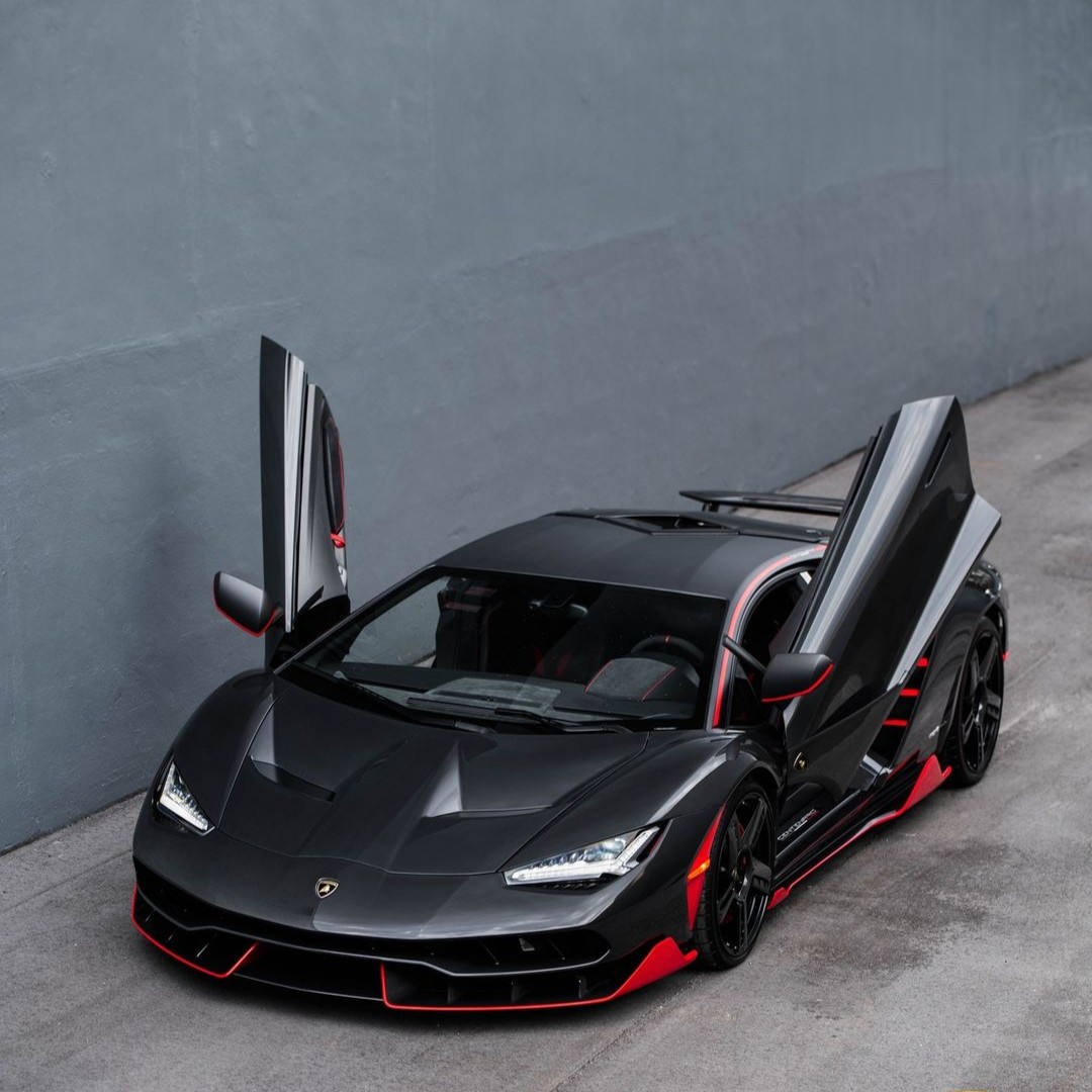 The incredible 1 of 20 Lamborghini Centenario presented in Rosso Mars & Exposed Carbon-Fiber 🔥 
-
See more: bit.ly/3b04F3H
