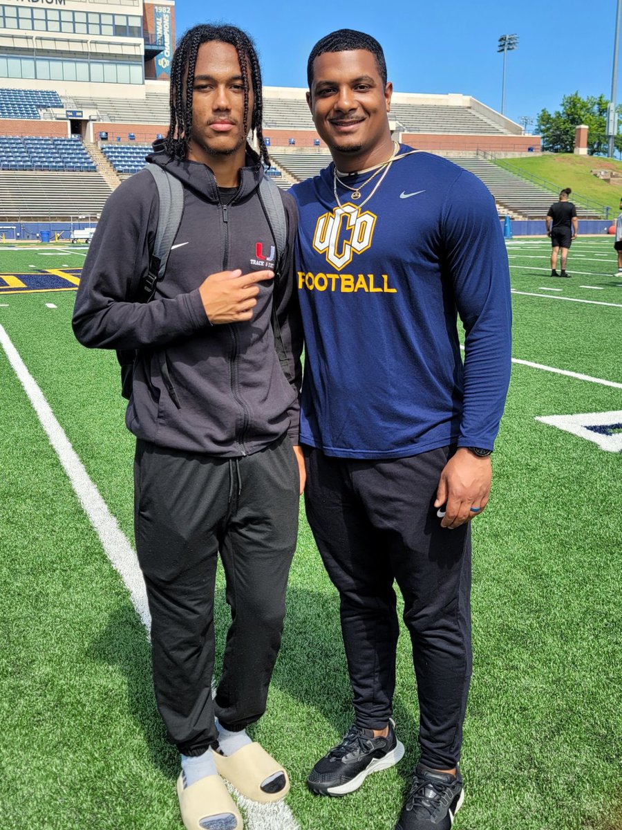 #AGTG after a great conversation with @CoachMcGuire_ and @_CoachNeal_ I’m blessed to say I have received my FIRST OFFER from the University of Central Oklahoma #RollChos 🔵🟡!! @AdamDorrel @_CoachDonald @CoachDDudley @CoachReed_ @HScarJr2 @UnionFootball @recruit_unionfb