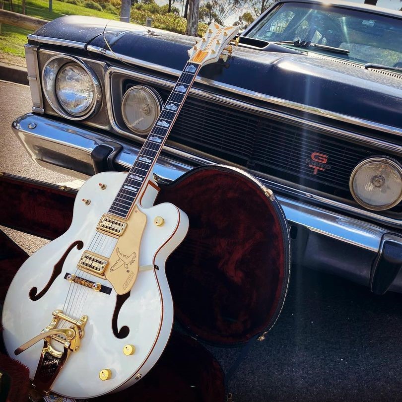 Kick off your #FalconFriday with this classic White Falcon from Chris Farrugia. Where are you playing your Falcon this weekend?