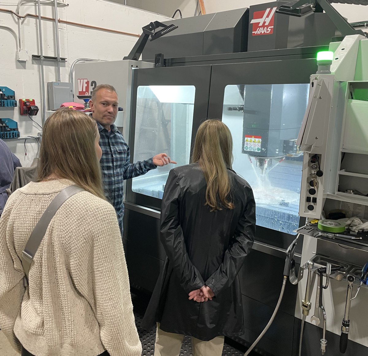 Yesterday we were fortunate to host Sara Moore and Ally Wilson from the @UAlberta Innovation Fund for a facility tour. The Innovation Fund will help early-stage tech companies foster partnerships with investors around the globe. Read more:

alberta.ca/release.cfm?xI….

#AlbertaTech