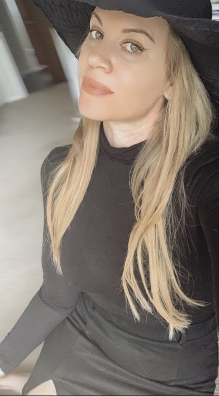 amberclaireone's tweet image. “Women who wear black, lead colorful lives” -Neiman Marcus 🖤 #neimanmarcus