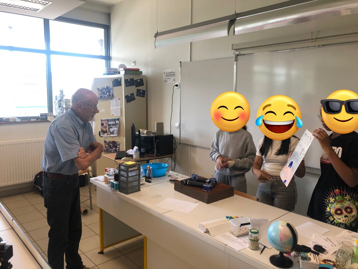 VenailleE's tweet image. Aujourd’hui, dernière visite de l’année de notre parrain André Brack dans le cadre du projet @MPLS_CVL @CLamap_CVL . Les élèves de sixième du #clgmontesquieu45 ont pu montrer leurs productions et leurs connaissances sur la manière de pouvoir vivre sur Mars. #intergeneration