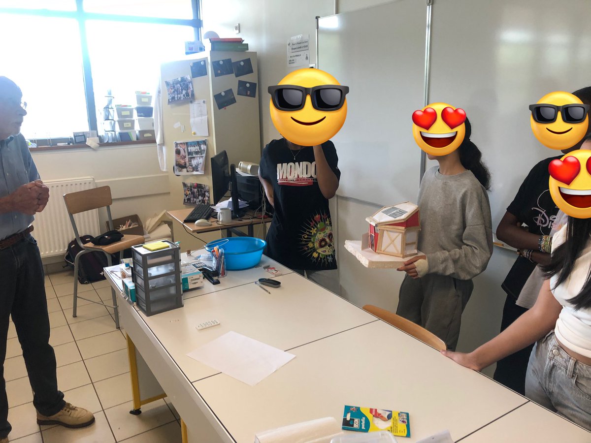 VenailleE's tweet image. Aujourd’hui, dernière visite de l’année de notre parrain André Brack dans le cadre du projet @MPLS_CVL @CLamap_CVL . Les élèves de sixième du #clgmontesquieu45 ont pu montrer leurs productions et leurs connaissances sur la manière de pouvoir vivre sur Mars. #intergeneration