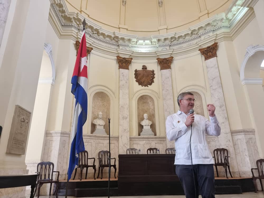 (1/3) Tuve el placer de acompañar a un grupo de destacados académicos de #Cuba del mundo de la Neurociencias, en <a href="/ciencias_cuba/">Academia de Ciencias de Cuba</a>. Un aprendizaje de honor. #CubaEsCiencia