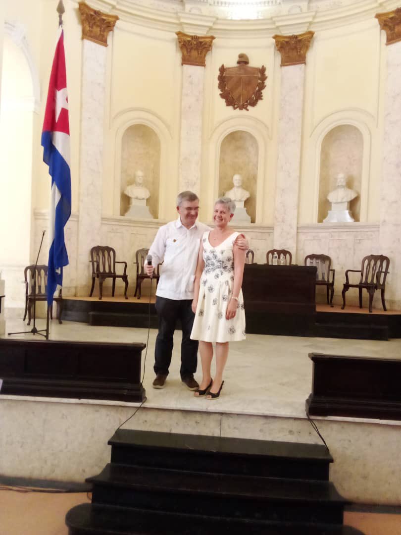 (2/3) En el encuentro le otorgaron al ciudadano alemán, Dr. Jorge Auburger, el título de Miembro de la Academia de Ciencias de #Cuba. Él lo dedicó a su esposa, otra destacada científica cubana: Susana Gispert, con la que ha compartido 40 años de vida e investigación.