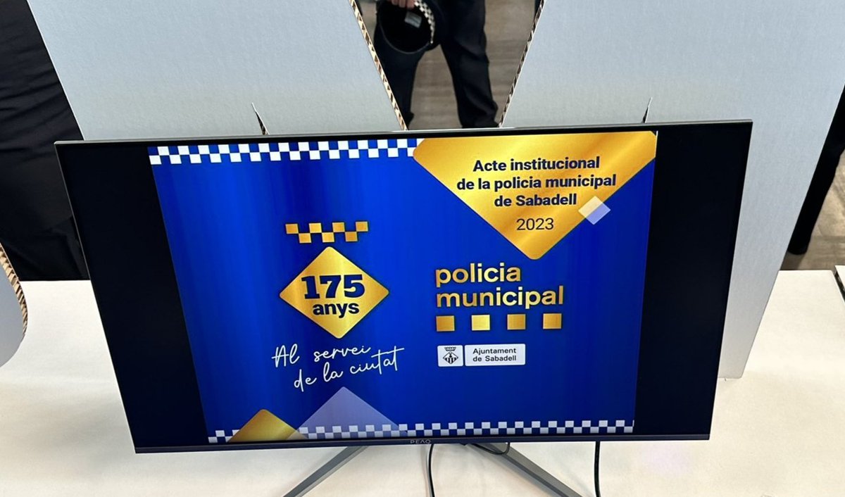 👮‍♂️👮‍♀️ Acte institucional de reconeixement als agents del cos de la @PoliciaSabadell. Servidors públics que garantiu un dret social fonamental: la seguretat. Enhorabona i gràcies per aquests 175 anys al servei de la ciutat! 🎂🥂 🟨 #ElSabadellDeLaGent 🧅 #Sabadell