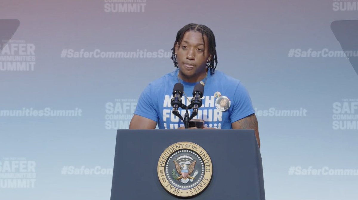 Everytown's tweet photo. “This crisis has forced youth to put down toys and pick up bullhorns. It has forced youth to put down fun and innocence and pick up desperation and survival. And most importantly, it has forced young people to put down their childhood and pick up a nation.“ - Tre Bosley, @AMarch4OurLives at the #SaferCommunitiesSummit

Watch live: https://t.co/MIJ8SLNog5