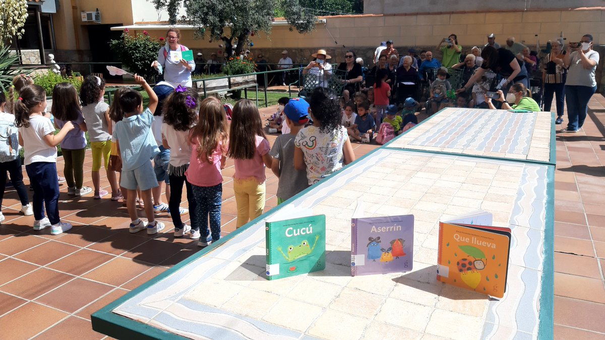 Hoy hemos finalizado la actividad 'Leemos, reímos, cantamos' realizada en  Residencia Municipal de Ledesma Residencia Villa de Ledesma y los grupos de infantil del @ColeLedesma , con la
@biblioledesma
¡Cómo se lo han pasado todos! ¡Muchas gracias! #bibliotecaspublicas