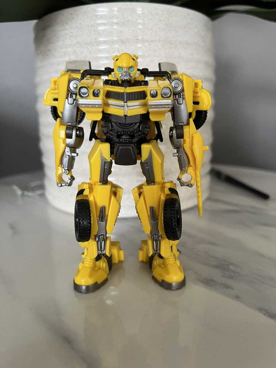 Studio Series ROTB Bumblebee is a enjoyable figure with great articulation so easy to pose, some accuracy to the film, and overall just fun to mess with. Definitely recommend! 
#Transformers #RiseOfTheBeasts