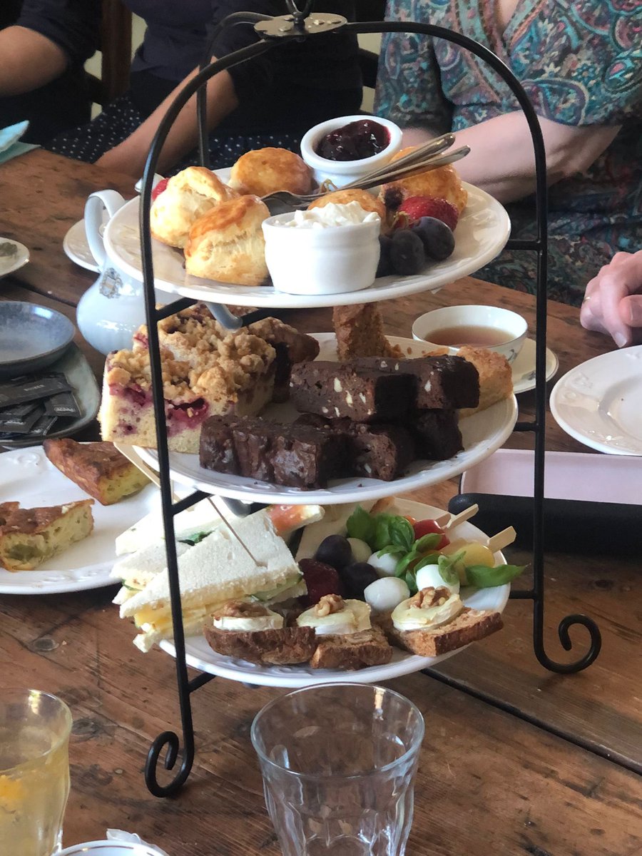 Vandaag ons jaarlijkse vrijwilligers uitje. Dit keer bij <a href="/slotzuylen/">Slot Zuylen</a>. Na een boeiende rondleiding kregen we een heerlijke en zeer uitgebreide high tea. Echt een aanrader. Fijn om onze vrijwilligers te kunnen bedanken voor alles wat ze voor het @RHCVV doen.