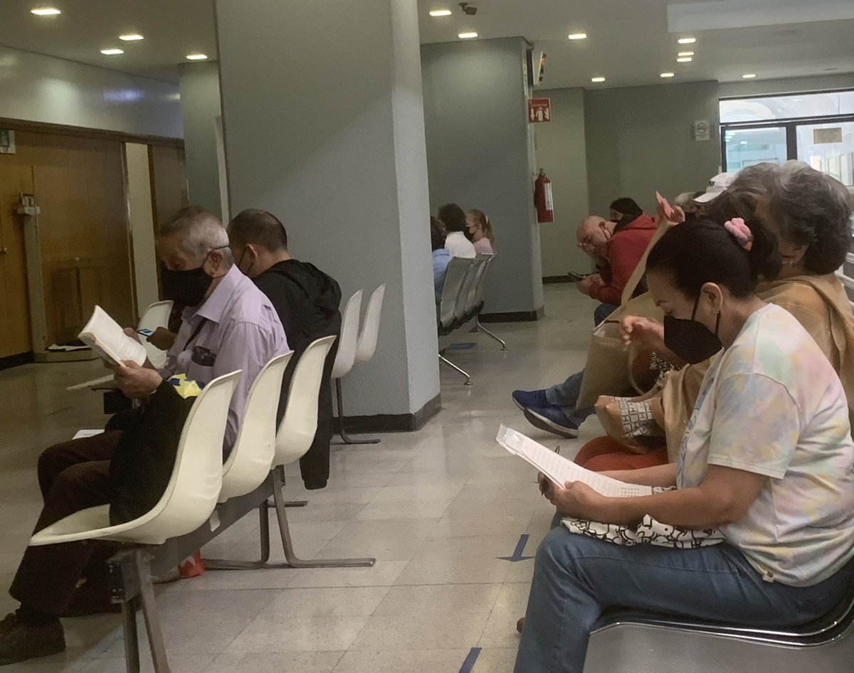 BeatrizRojasA's tweet photo. @zoerobledo antes de partir,  por favor recuerde al sucesor q los pacientes de @Tu_IMSS  merecemos un trato digno. Aquí en el hospital  GMacgregor esperamos 3 horas que alguien tenga a bien decirnos si vendrá a trabajar la Dra Ramírez o a su asistente. #TratoDignoIMSS https://t.co/idOTdZg4U6