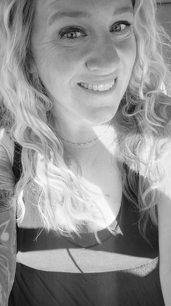 Happy Friday! Someone tell me to go run. It's hotttt rn.