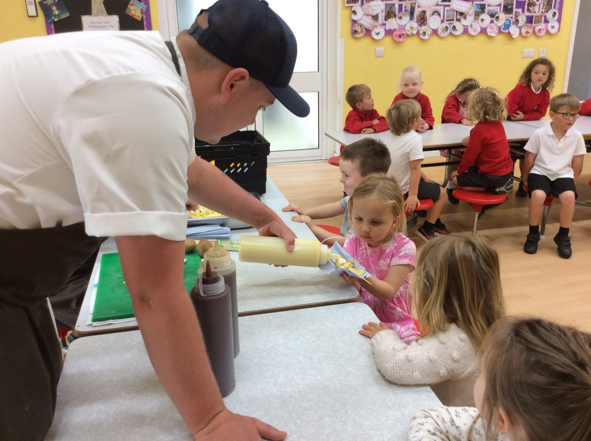 A slightly delayed post, but definitely not one to miss! Robins and Nursery children gathered together last week to make some wonderful fruit kebabs with dipping sauce with the staff from the Cornish Arms. There were lots of smiles all round during this lovely opportunity! 🍎🍊🍌