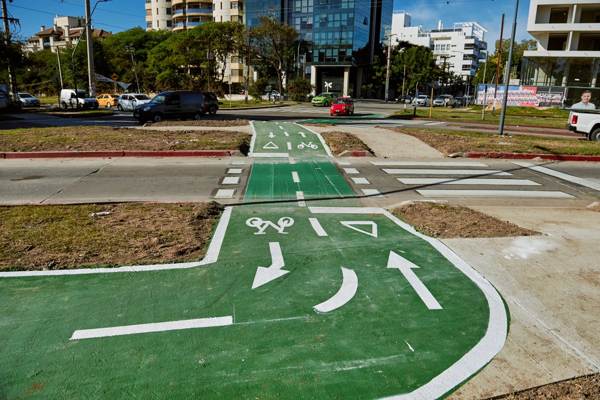 MuniCba's tweet photo. Una nueva ciclovía unirá Plaza España con el cantero central de la avenida Nores Martínez. 🚴‍♂️

🔁 Continuamos revalorizando nuestra ciudad, haciendo obras que faciliten la circulación de los vecinos.

Más info: https://t.co/IpEo7AvIq8

#CórdobaCapital
#CadaDíaMejor https://t.co/z3YZOf8Gtz