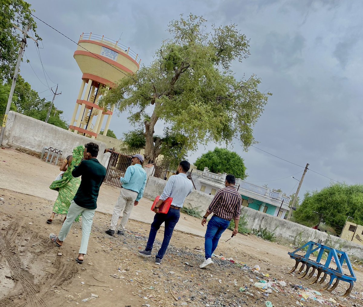 Avesh62's tweet photo. બીપરજોય વાવાઝોડામાં ગામના લોકોને છેવાડા સુધી સાવચેતી,સલામતી તથા આરોગ્ય ની બધીજ સેવાઓ મળી રહે તેના માટે આરોગ્ય ની ટીમ ખડે પગે . https://t.co/UTIZsEGZyJ