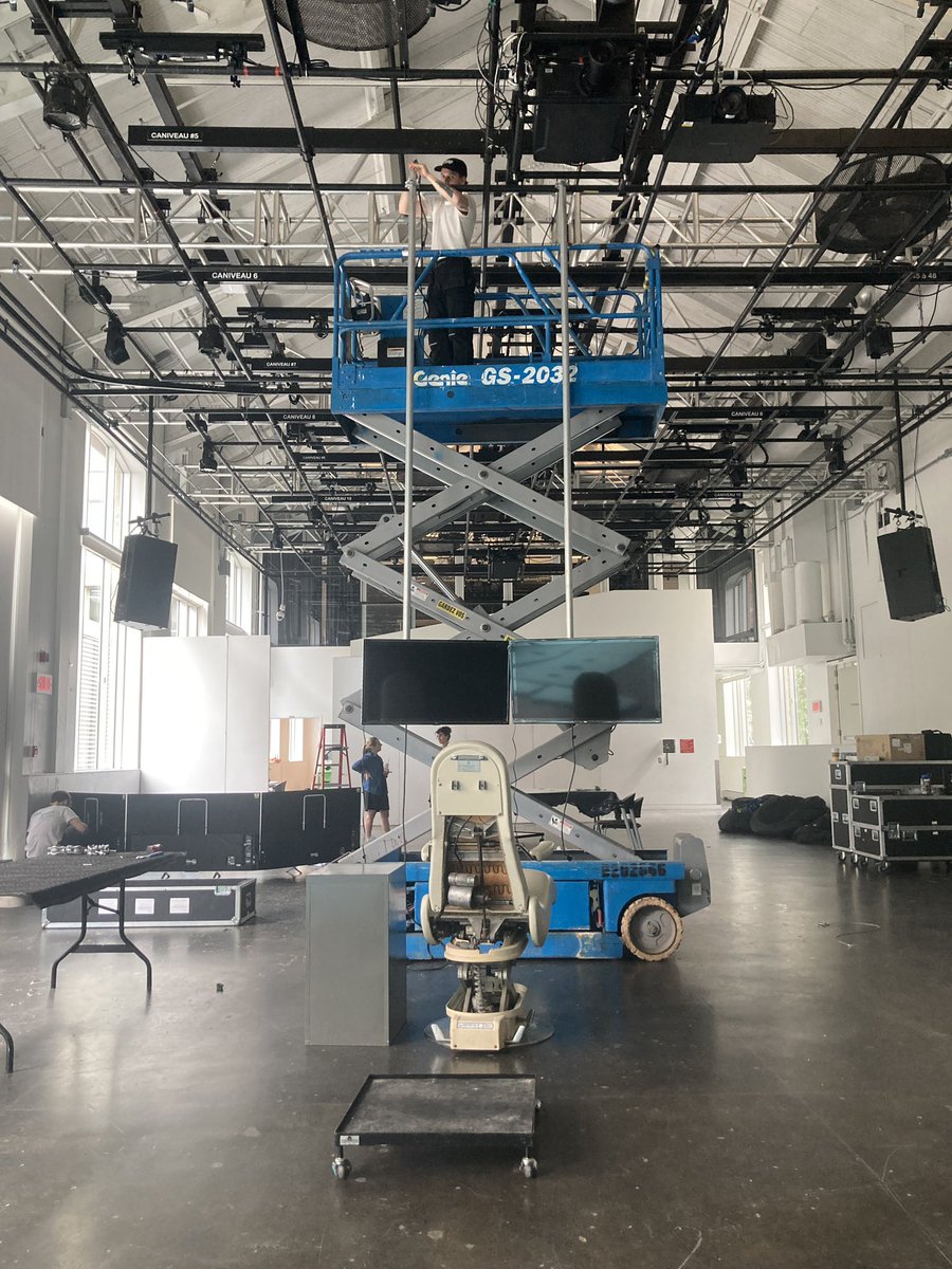 Soc_of_sleep's tweet photo. behind the scenes of #InSomnolence set up at Agora @cdsuqam
#NFRF #MTLMOMENTS #artmtl #SociabilityofSleep https://t.co/iQiF2NcS7f