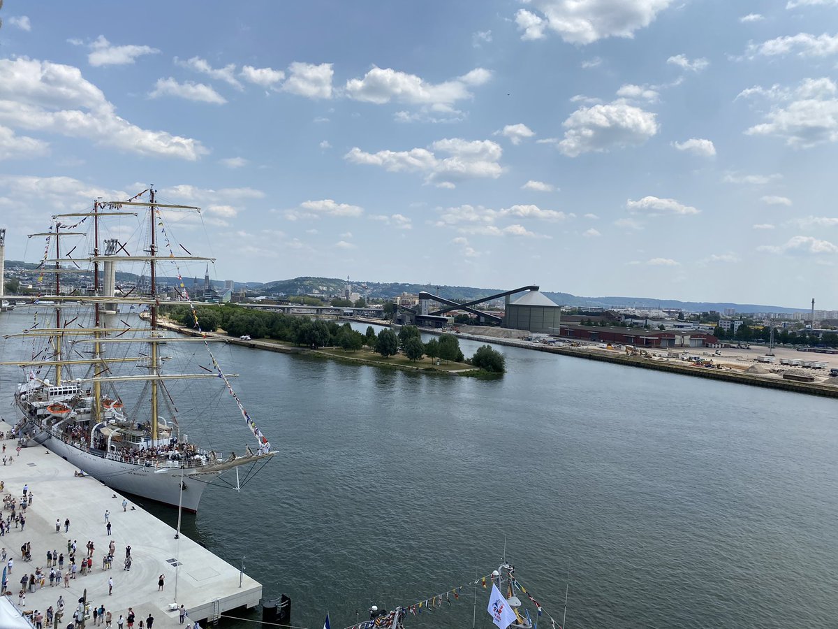 Bonjour la Normandie !
Aujourd'hui, c'est le week-end 😎 il fait beau ☀️ et c'est l'avant dernier jour de l'Armada ⛵ Alors un seul mot : PROFITEZ !
Bonne journée à tous et joyeuse fête aux Hervé 🥳