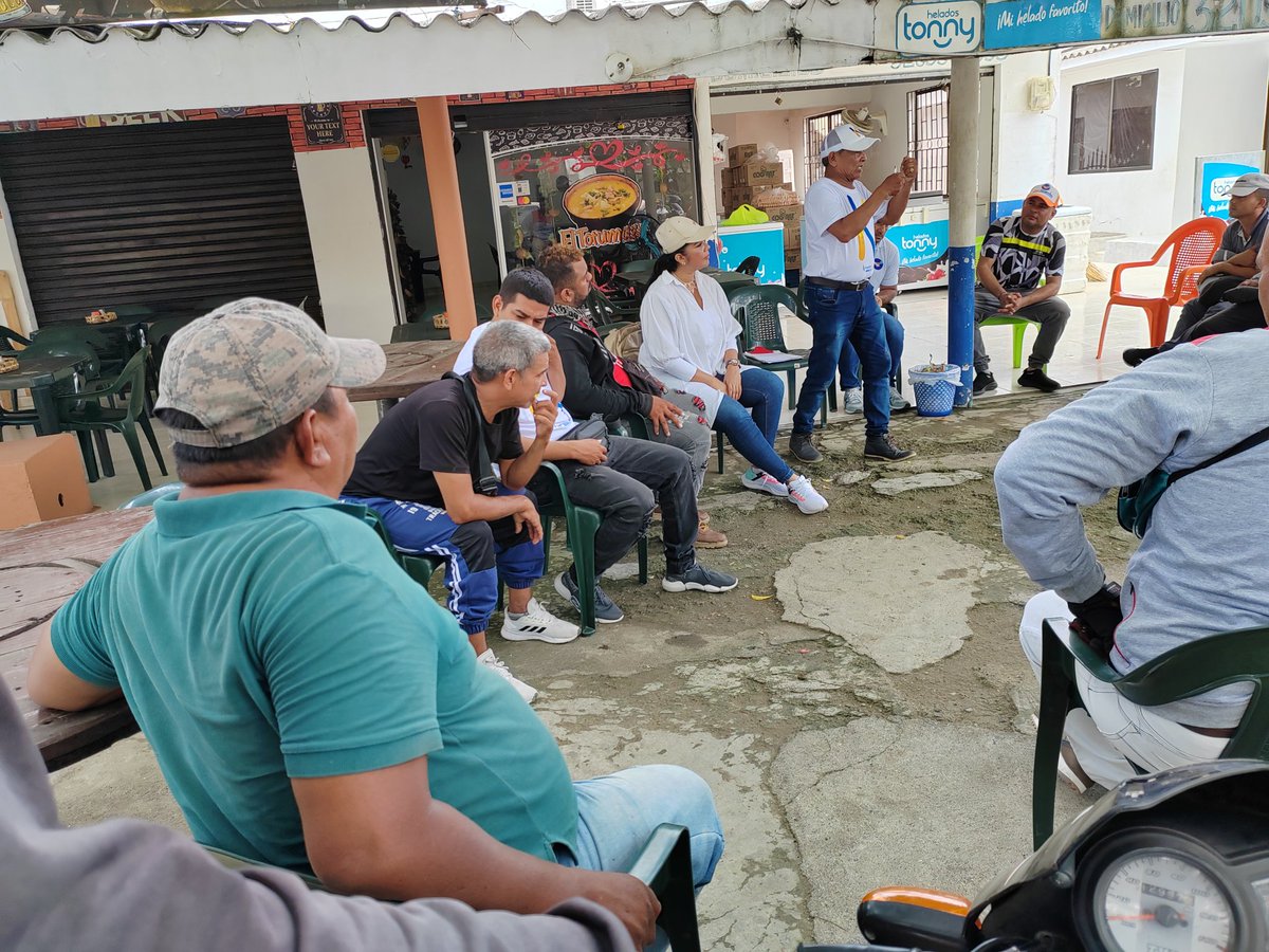 CarlosPElCholo's tweet photo. Mototaxistas y motociclistas en diálogo con el próximo alcalde de Montería dr @kerguelenhugo. #LaSolucion #Empleo #Seguridad https://t.co/ao7eTAV5uV