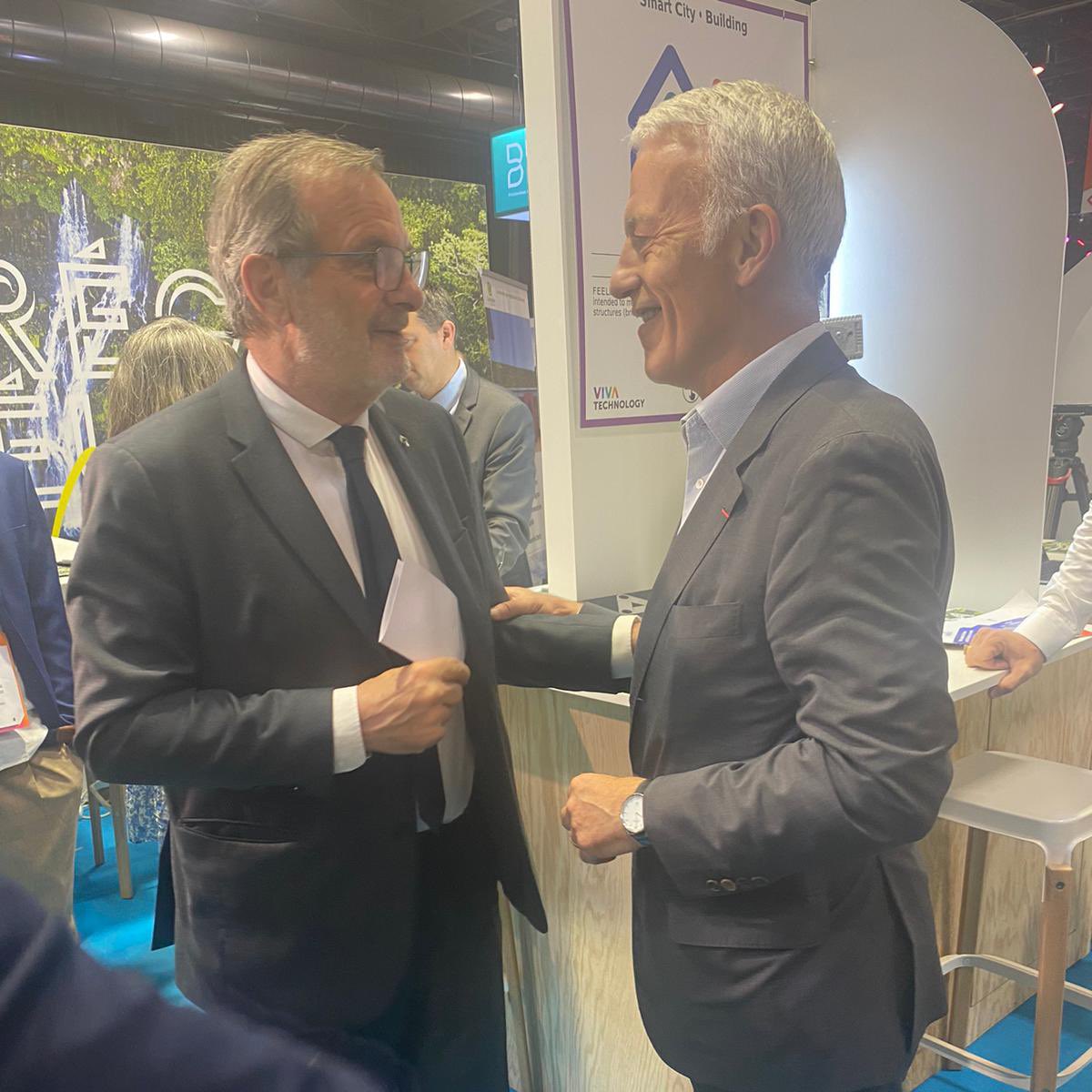 PatrickMartin_1's tweet photo. Heureux d’être à #VivaTech pour rencontrer des start-up ukrainiennes implantées en France, mais aussi  @LaFrenchTech et les entreprises françaises qui font rayonner notre pays 🚀

C’est ça la croissance responsable ! 🌍 https://t.co/dGHBkt8Psl