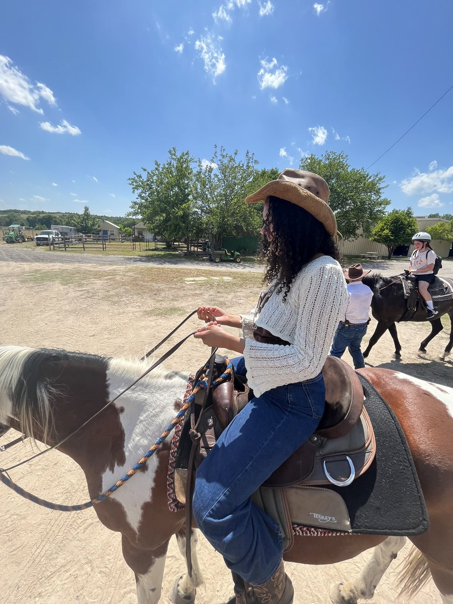 aniyapouncey's tweet photo. Horse Trails in Dallas, Texas! USA

Had an amazing time learning about horses and riding for the first time! 

#horses #farm #texas #travel https://t.co/0WKGeMN59s