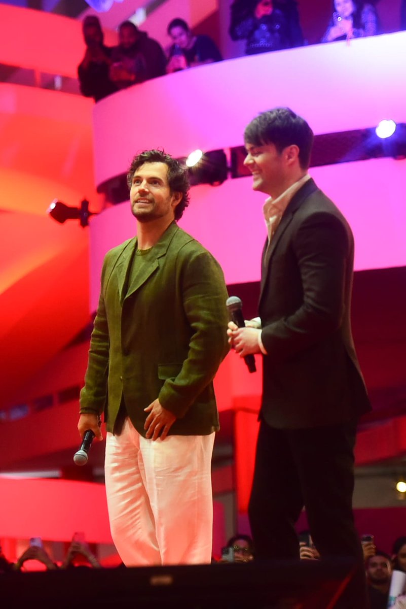 Hugo Gloss on Twitter: "OMGGGG! O bruxão parrudo está entre nós